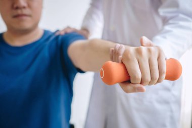 Exe verirken bir erkek hasta yardımcı doktor fizyoterapist