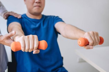 Exe verirken bir erkek hasta yardımcı doktor fizyoterapist