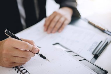 İşveren bir iş görüşmesi için işadamı dinle için gelen