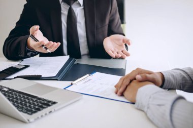 İşveren veya işveren sırasında bir özgeçmiş coll hakkında okuma holding
