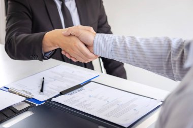 Başarılı iş görüşmesi, takım elbise ve yeni çalışan patron işveren