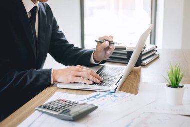 Yeni proje dizüstü bilgisayar üzerinde çalışan işadamı muhasebeci wi