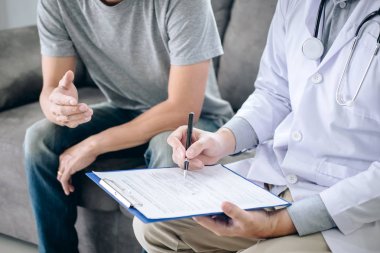 Beyaz üniformalı önlük lü profesyonel doktor ve hasta discu