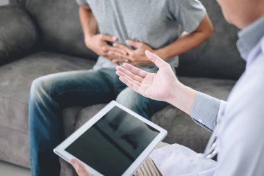 Beyaz üniformalı önlük lü profesyonel doktor ve hasta discu