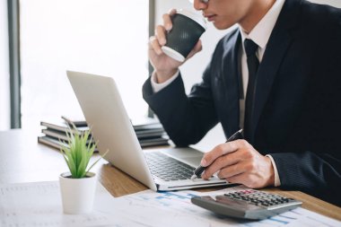 Yeni Proje raporu d ile dizüstü bilgisayar üzerinde çalışan iş adamı