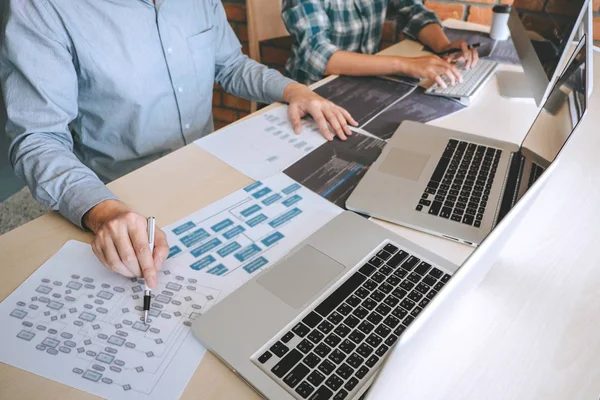 Réunion de coopération de programmeur de développeur professionnel et cerveaux — Photo