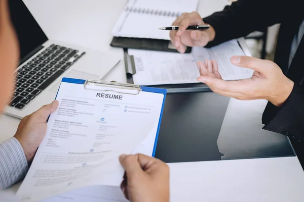 Arbetsgivaren eller rekryteraren innehar läsning en återuppta under om coll — Stockfoto