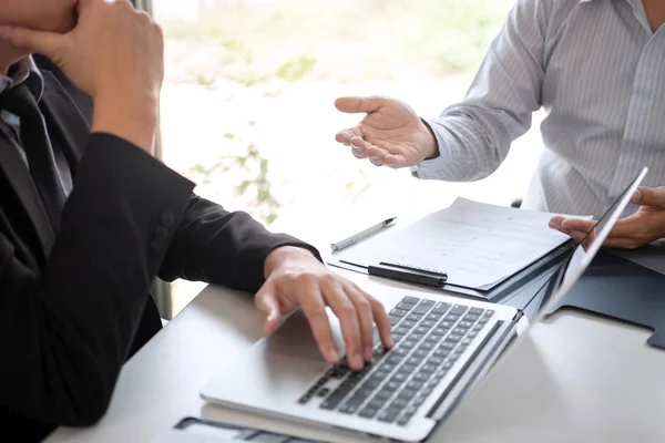 Datore di lavoro in arrivo per un colloquio di lavoro, uomo d'affari ascoltare può — Foto Stock