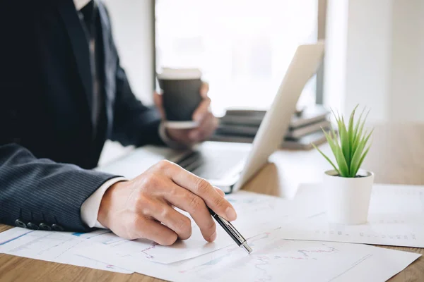 Empresario trabajando nuevo proyecto en el ordenador portátil con el informe d —  Fotos de Stock