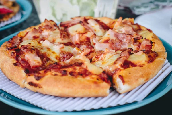 Hawaïaanse pizza, Hawaïaanse pizza met ham en ananas — Stockfoto