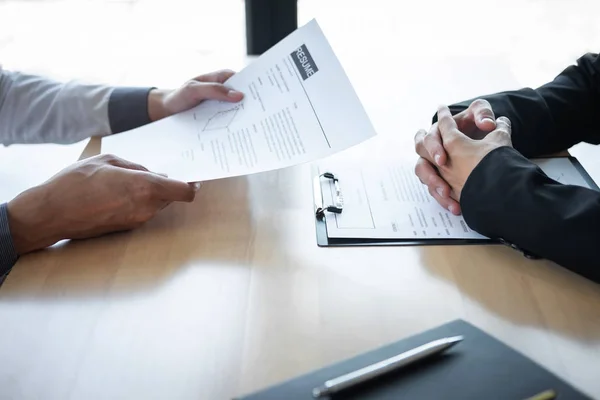 Empleador o reclutador celebración de la lectura de un curriculum vitae durante alrededor de coll — Foto de Stock