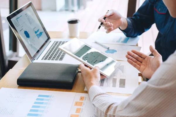 Grupo de colegas de trabalho trabalhar juntos escritório, negócios casuais fazendo c — Fotografia de Stock