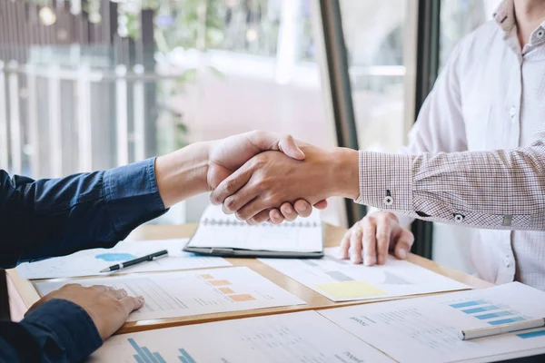 Afwerking tot een gesprek na samenwerking, handdruk van tw — Stockfoto