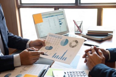 İş adamları ekibi toplantı planlama yatırım p tartışmak