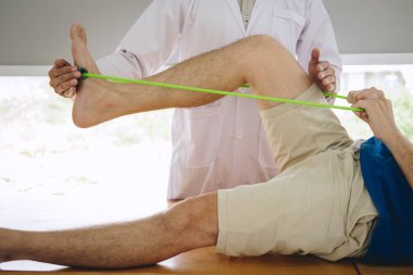 Exe verirken bir erkek hasta yardımcı doktor fizyoterapist