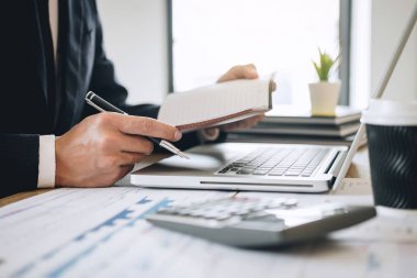 Yeni proje dizüstü bilgisayar üzerinde çalışan işadamı muhasebeci wi