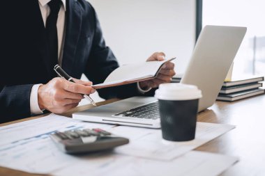 Yeni Proje raporu d ile dizüstü bilgisayar üzerinde çalışan iş adamı