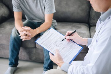 Beyaz üniformalı önlük lü profesyonel doktor ve hasta discu