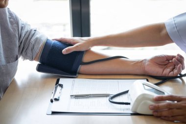 Bir ölçüm tansiyon kontrol hasta ile eski kullanarak doktor