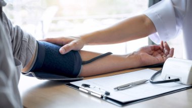 Bir ölçüm tansiyon kontrol hasta ile eski kullanarak doktor