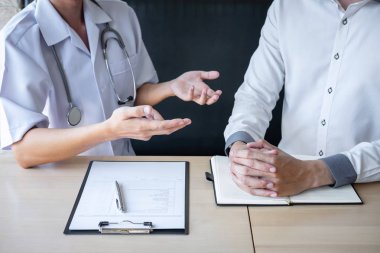 Doktor ile hasta sunumu hasta için inceleyerek danışmanlık