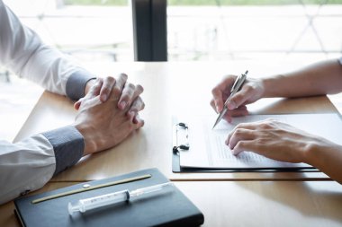 Beyaz üniformalı önlük lü profesyonel doktor ve hasta discu