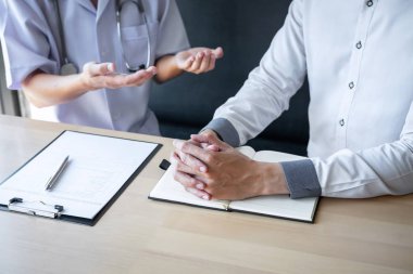 Doktor ile hasta sunumu hasta için inceleyerek danışmanlık