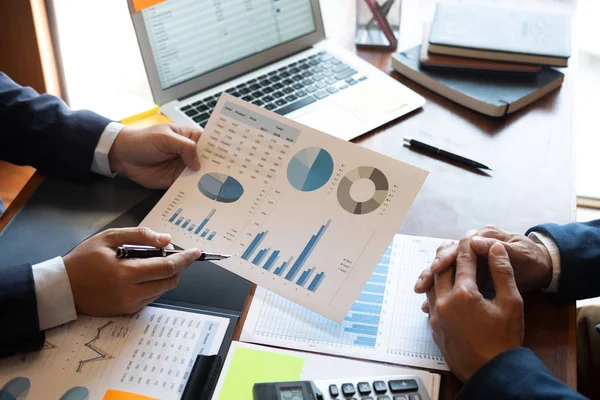 Profesyonel Iş ortağı ekibi, toplantıyla ilgili tartışma