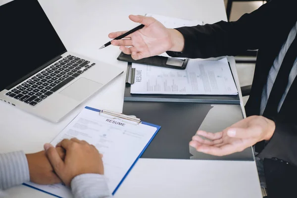 Empleador o reclutador celebración de la lectura de un curriculum vitae durante alrededor de coll —  Fotos de Stock