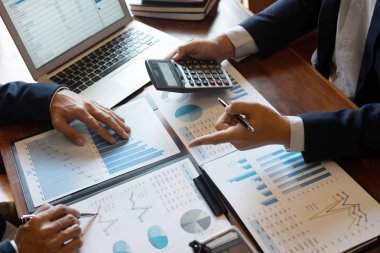 İş adamları ekibi toplantı planlama yatırım p tartışmak