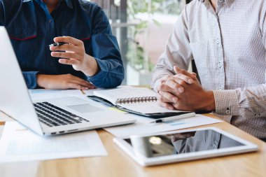 Grup iş arkadaşınız çalışmalarını birlikte ofis, iş c yapma rahat