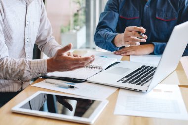 Grup iş arkadaşınız çalışmalarını birlikte ofis, iş c yapma rahat