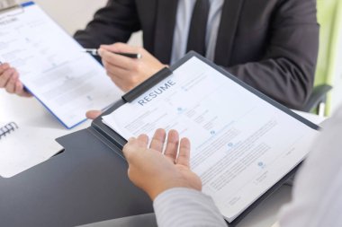 İşveren veya işveren sırasında bir özgeçmiş coll hakkında okuma holding