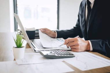 Yeni Proje raporu d ile dizüstü bilgisayar üzerinde çalışan iş adamı