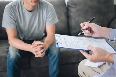 Beyaz üniformalı önlük lü profesyonel doktor ve hasta discu