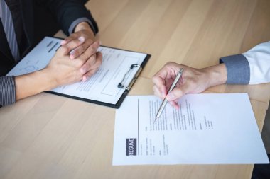 İşveren veya işveren sırasında bir özgeçmiş coll hakkında okuma holding