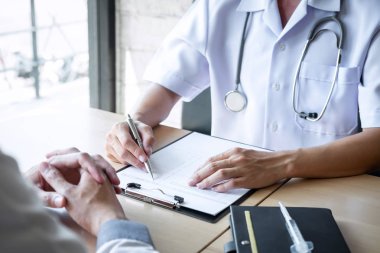 Beyaz üniformalı önlük lü profesyonel doktor ve hasta discu