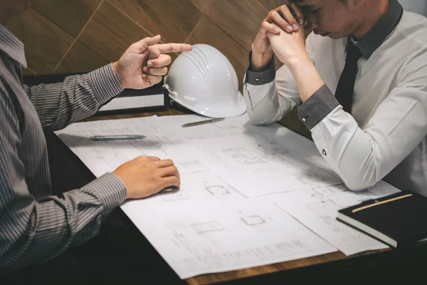 Ingeniería de la construcción o arquitecto discutir un plan mientras — Foto de Stock