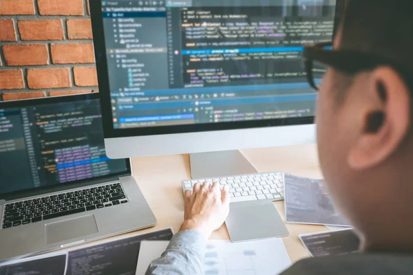 Programmatore professionista che lavora su un sito web di software des — Foto Stock