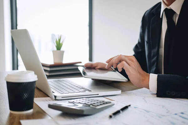 Empresario trabajando nuevo proyecto en el ordenador portátil con el informe d — Foto de Stock