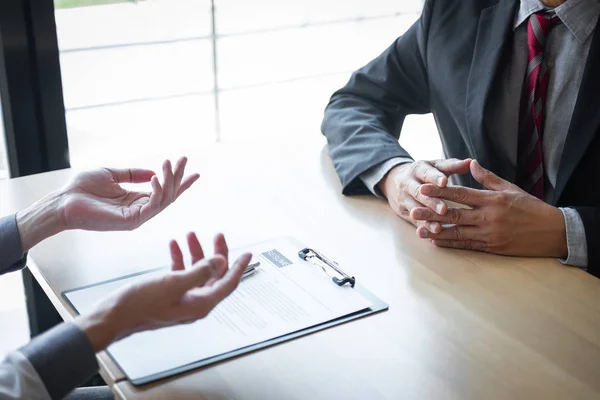 Datore di lavoro in arrivo per un colloquio di lavoro, uomo d'affari ascoltare può — Foto Stock