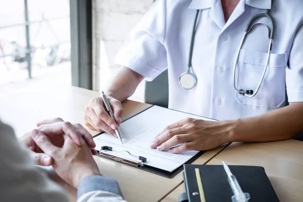 Médecin professionnel en blouse blanche uniforme et discu patient — Photo