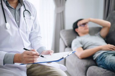 Beyaz üniformalı önlüklü doktor ve mutsuz hasta tartışıyor