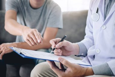 Beyaz üniformalı önlük lü profesyonel doktor ve hasta discu