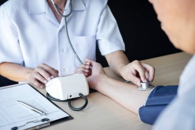 Bir ölçüm tansiyon kontrol hasta ile eski kullanarak doktor