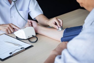 Bir ölçüm tansiyon kontrol hasta ile eski kullanarak doktor