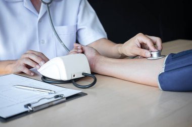 Bir ölçüm tansiyon kontrol hasta ile eski kullanarak doktor