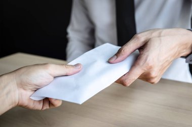 İş yasadışı para dürüst hile, İşadamı veren