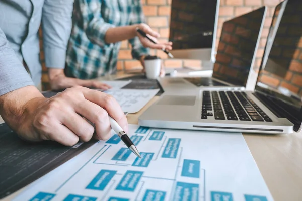 Professionelle Entwickler Programmierer Zusammenarbeit Treffen und Gehirne — Stockfoto