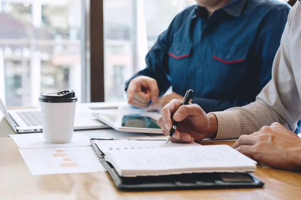 Grup iş arkadaşınız çalışmalarını birlikte ofis, iş c yapma rahat